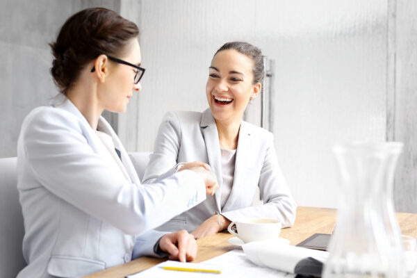 Praca zespołowa.wie szczęśliwe kobiety biznesu podają sobie dłoń świętując sukces. Praca zespołowa.wie szczęśliwe kobiety biznesu podają sobie dłoń świętując sukces.